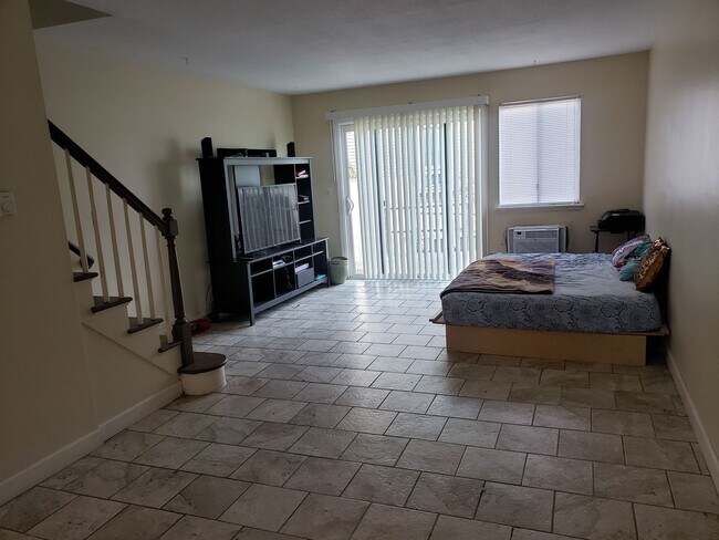 Foto del edificio - 2 Bedroom 1.5 Bath Townhouse With Private ...
