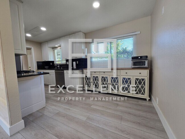 Building Photo - Beautiful 3/2.5 Home With 2 Fireplaces, Updated Kitchen, Spacious Yard and Covered Patio