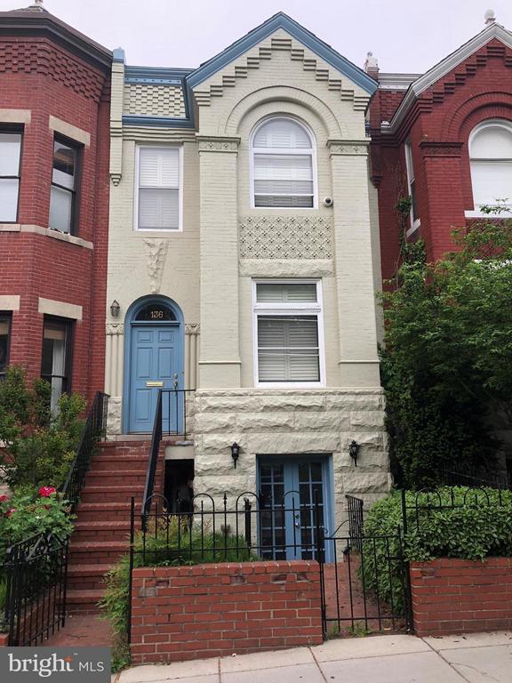 Building Photo - 136 D St SE