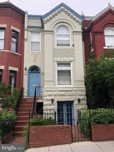 Building Photo - 136 D St SE