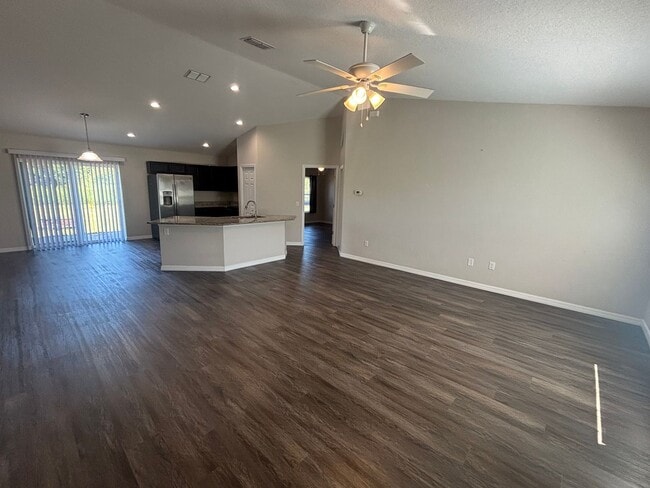 Building Photo - Modern 3 bedroom 2 Bathroom House, No Carpet!