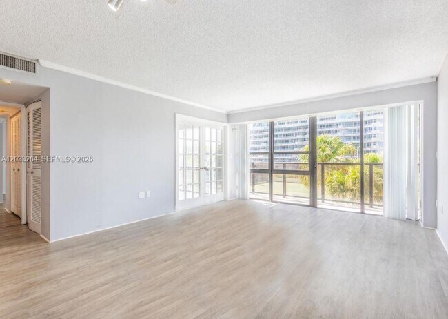 Foto del edificio - 600 NE 36th St