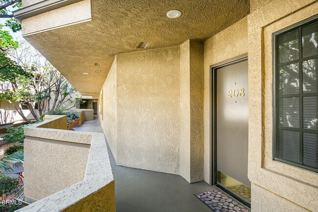 Building Photo - 221 S Oak Knoll Ave