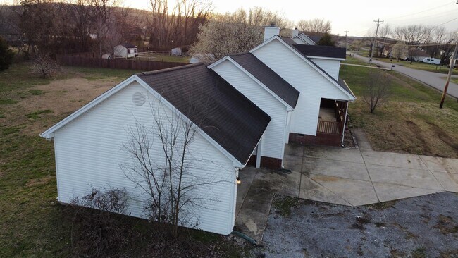 Foto del edificio - 211 Fall Creek Dr