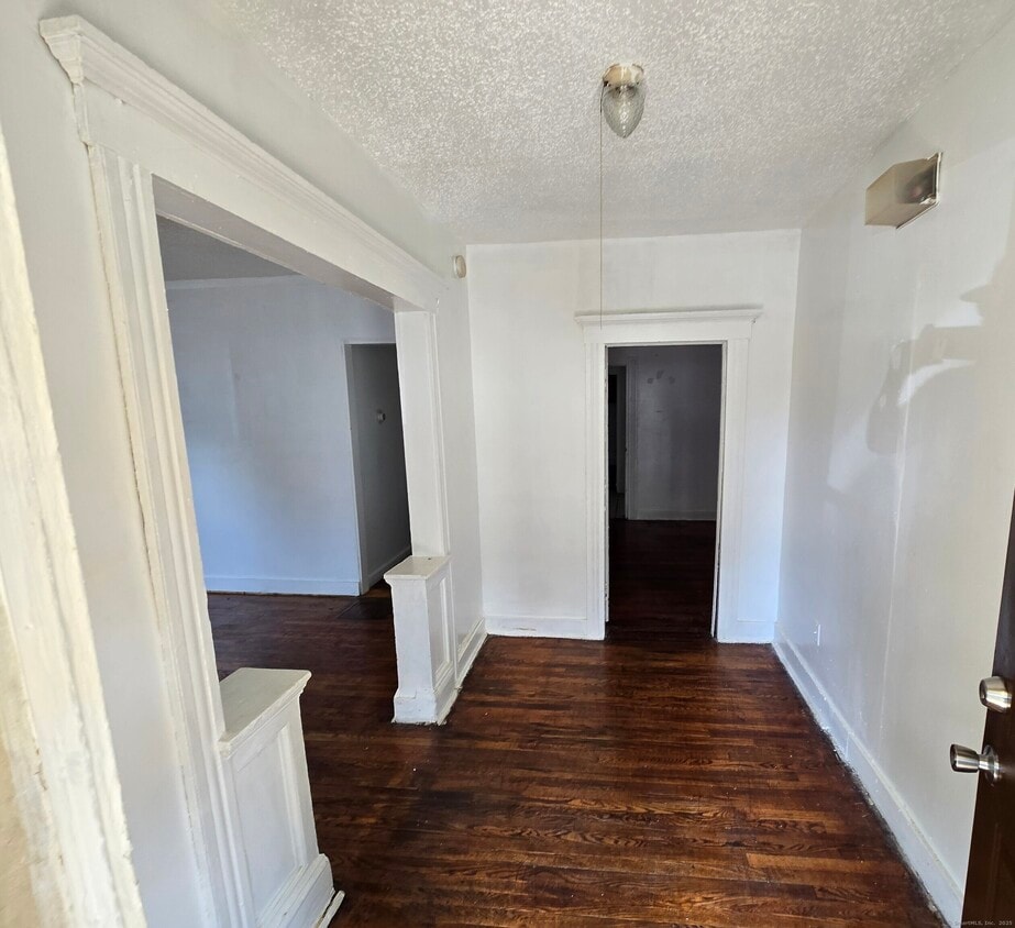 Building Photo - 6 E Raymond St