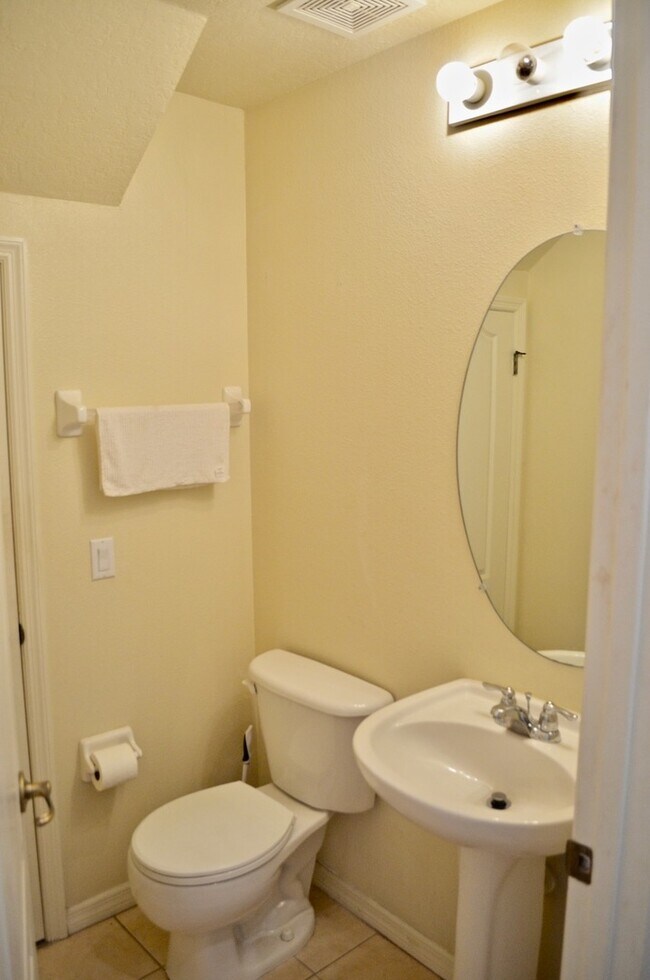 Building Photo - beautiful townhome in Heritage Harbour