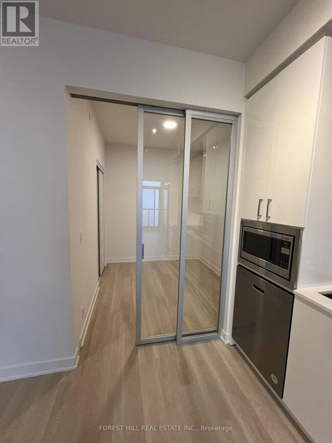 Building Photo - 30 Upper Mall Wy