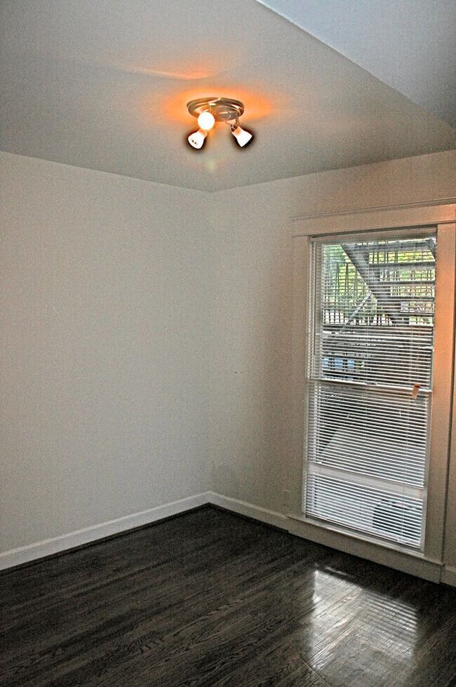 Foto del edificio - 246 White Bridge Rd