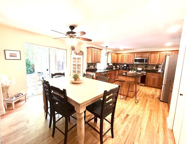 Foto del edificio - 5817 16th St Ct NE
