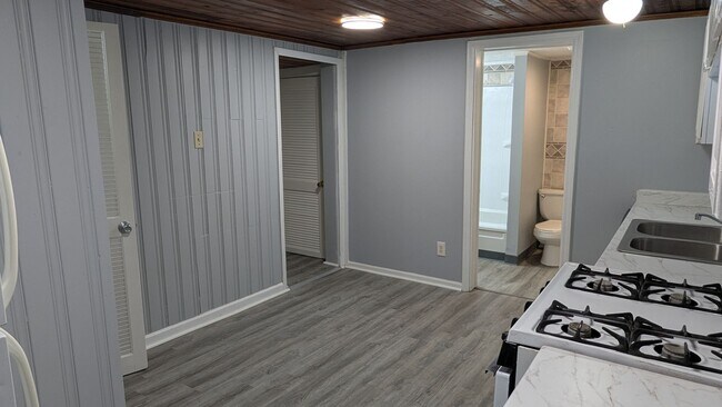 Foto del edificio - Welcome to this charming 3-bedroom, 1-bathroom home located in the vibrant city of Akron