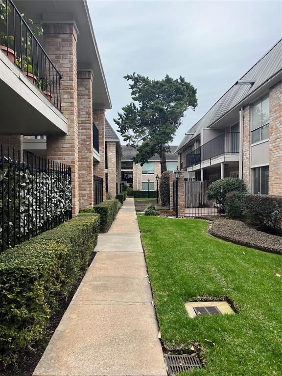 Building Photo - 2230 S Piney Point Rd