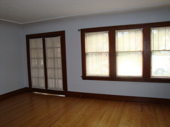 Living Room w/doors to sunroom - 6627 W Revere Pl