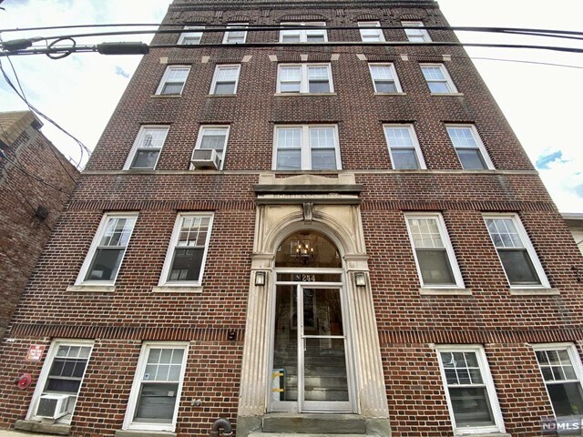Primary Photo - 244 Lawton Ave
