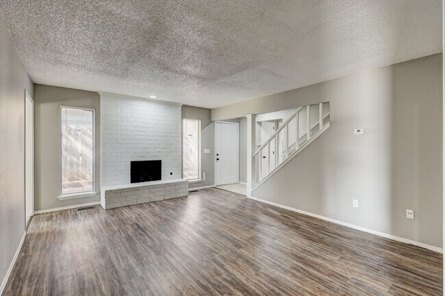 Building Photo - Duplex Available Now!