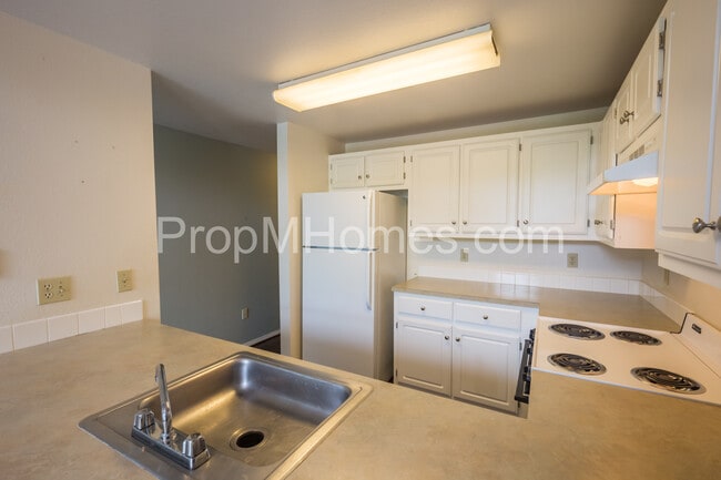 Foto del edificio - Courtyards at Springville - Great  2/2 Upper Level Condominium Available Now