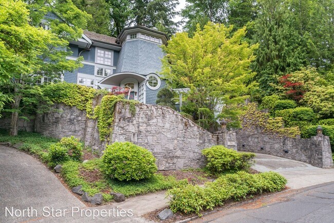 Foto del edificio - 3 br, 4 bath House - 2862 SW Fairview Blvd.