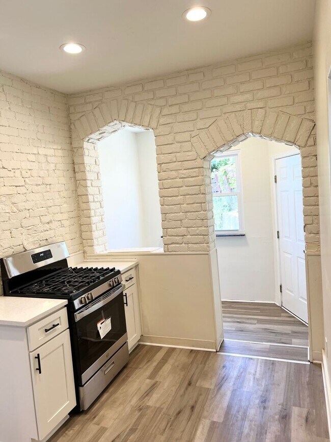 Building Photo - Newly Renovated 4 Bed, 1 Bath - Spacious H...