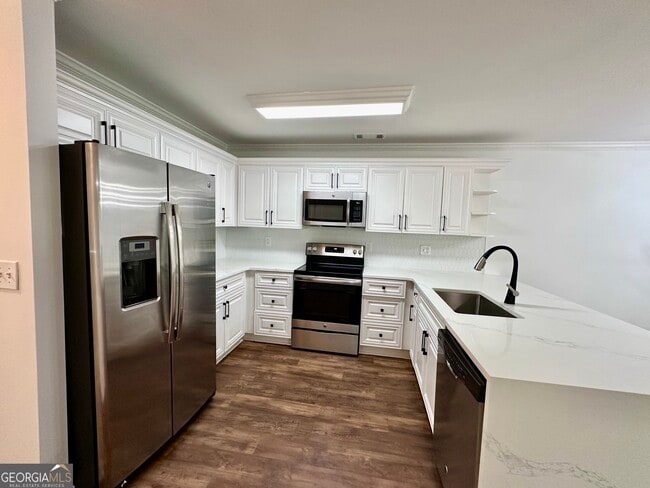 Building Photo - 728 Skyview Dr NE