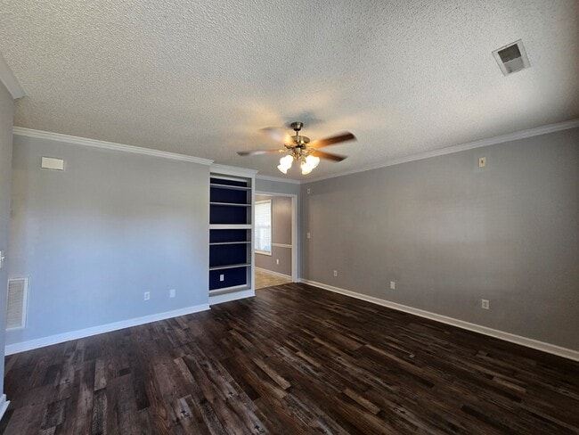 Building Photo - 385 Wildwood Ave