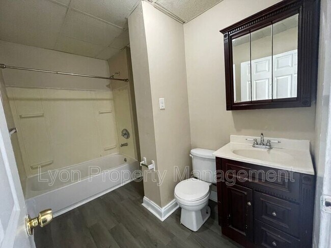 Building Photo - 4 Canonicus St