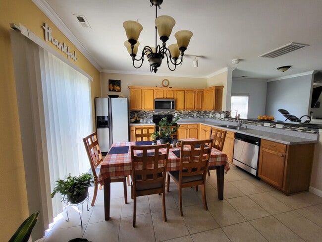 Kitchen - 968 Willow Creek Dr