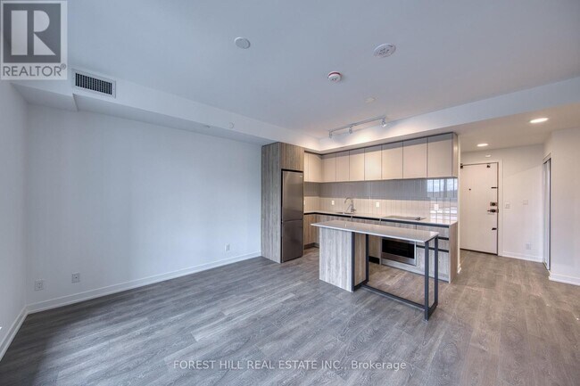Building Photo - 7950-7950 Bathurst St