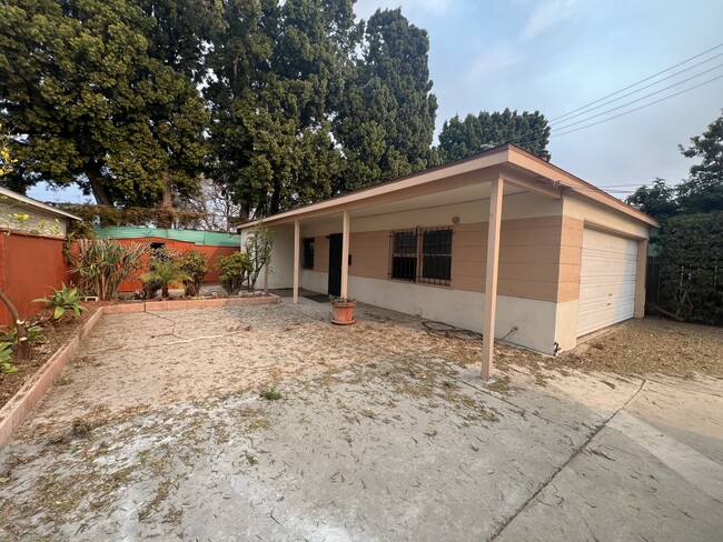 Spacious Yard - 4839 W 98th St