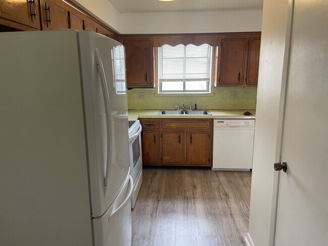 Building Photo - Large 3 Bedroom 2 Bath on Corner Lot!!