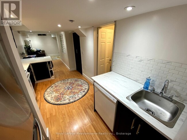 Building Photo - 45 DILLS Crescent
