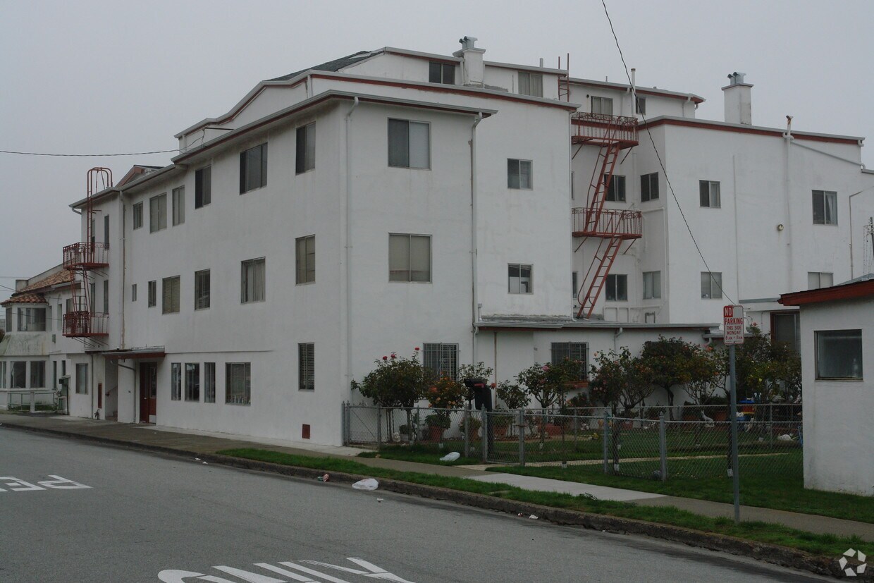 Primary Photo - 146-150 Gardiner Ave