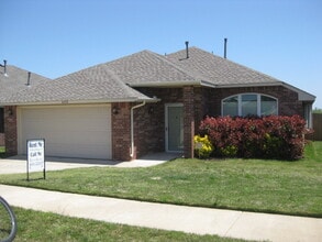 Building Photo - 4420 Applegate Dr