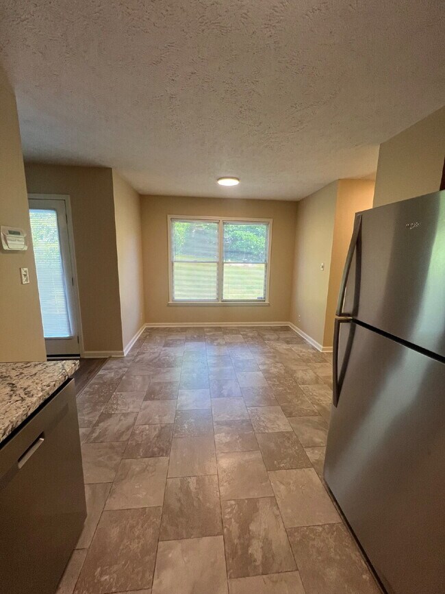 Foto del edificio - 3413 Clearwater Dr