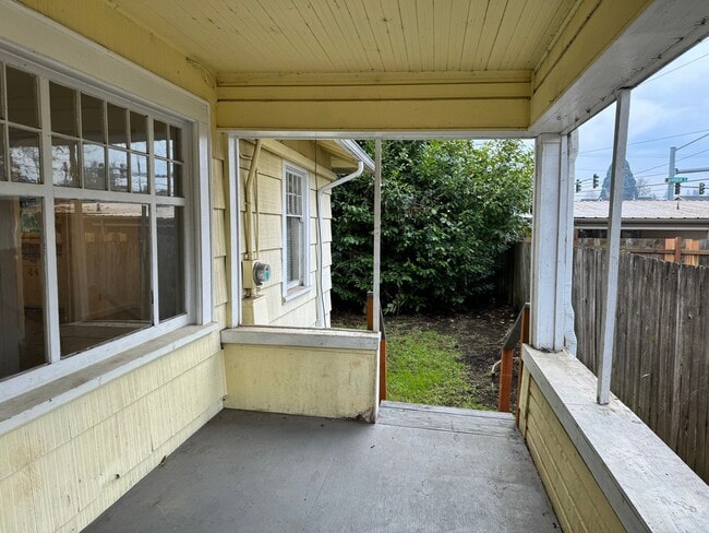 Building Photo - Large 4 bedroom, 1.5 bathroom farm house on River Rd!