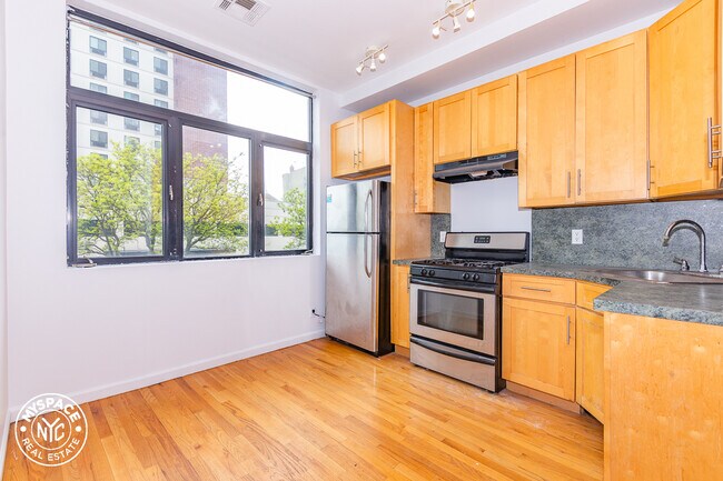 Building Photo - 325 Kosciuszko St