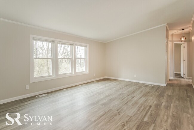 Building Photo - Feel welcome in this adorable home