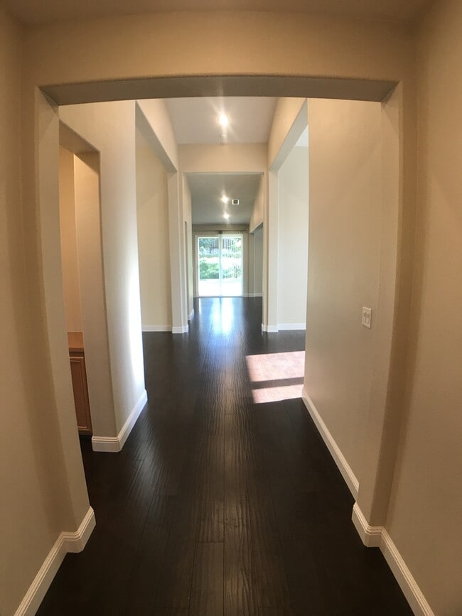 Building Photo - Gorgeous NW Home 4 Bed/3 Bath $2,775 Depos...