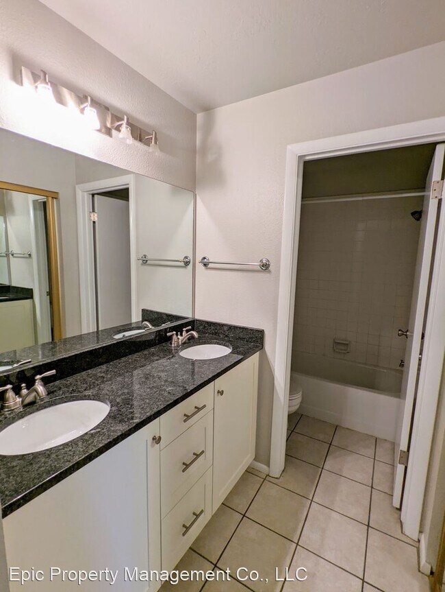 Building Photo - 3 br, 2 bath House - 1460 E Foxboro Dr #2