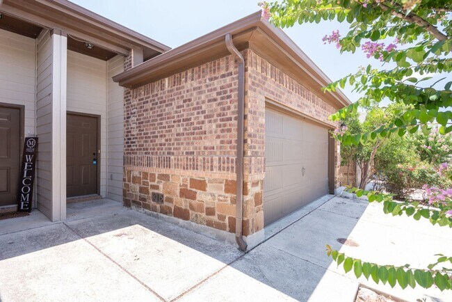Foto del edificio - Nice 3 Bedroom Duplex located in New Braunfels!