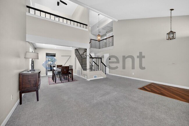 Foto del edificio - 1665 Hawk Ridge Pl