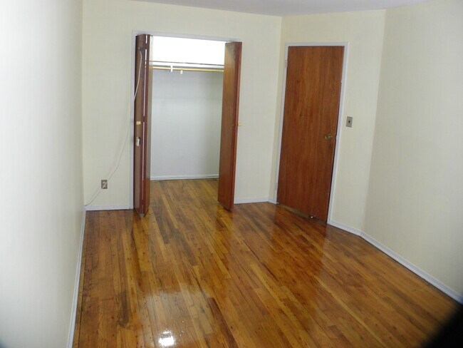 Foto del edificio - 3033 69th St