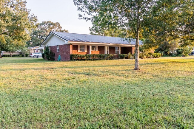 Building Photo - 3/2 Brick House with Solar Panels in Crest...