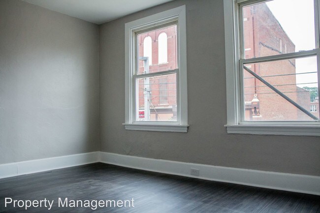 Building Photo - 815 E Warrington Ave