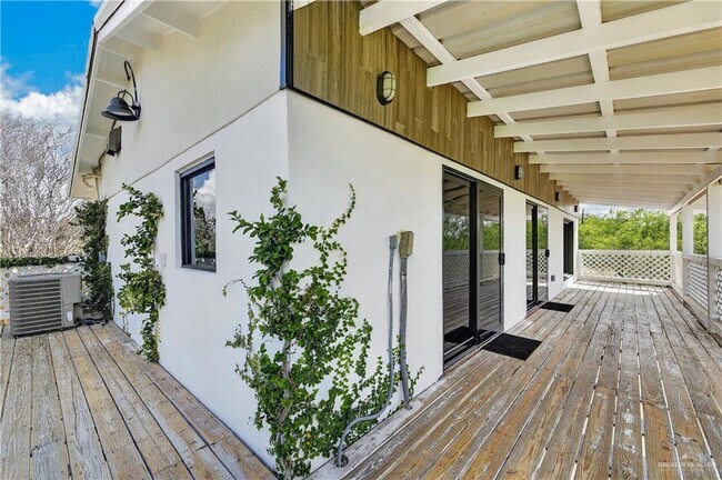 Foto del edificio - 12303 Lakeview Dr
