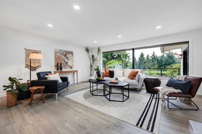 Foto del edificio - Beautiful 5 Bed 3 Bath Split-level New Rem...