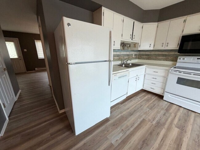 Building Photo - 7489 Hazelcrest Dr