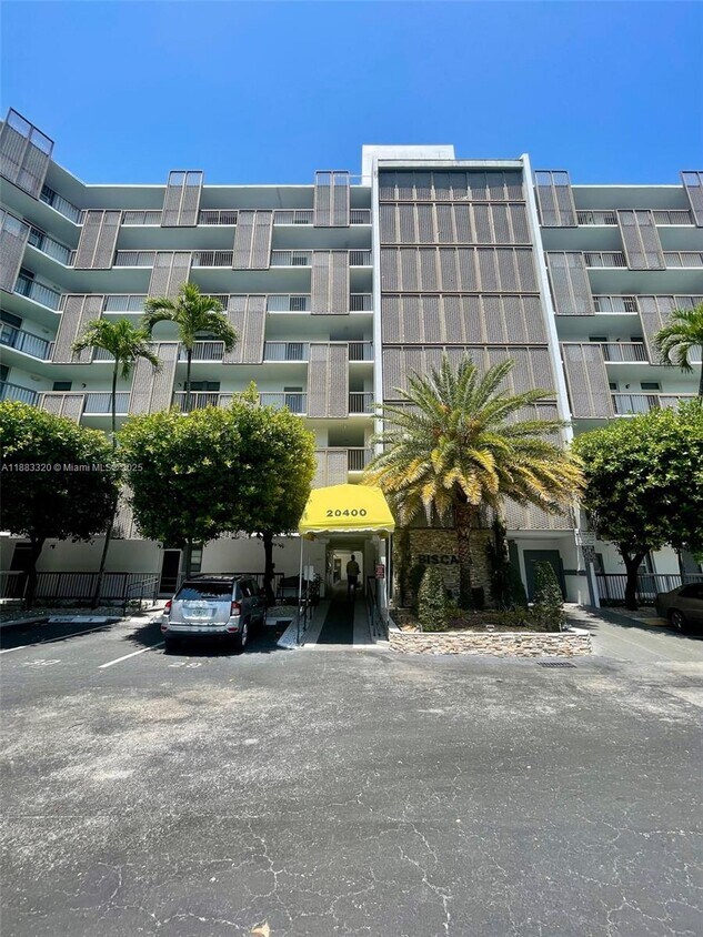 Primary Photo - 20400 W Country Club Dr