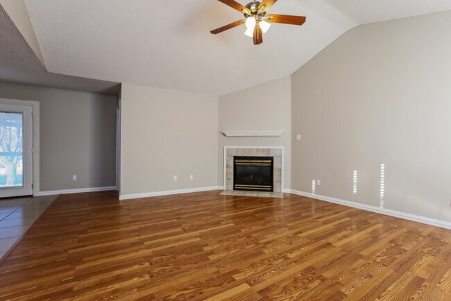 Building Photo - Adorable 3 Bedroom
