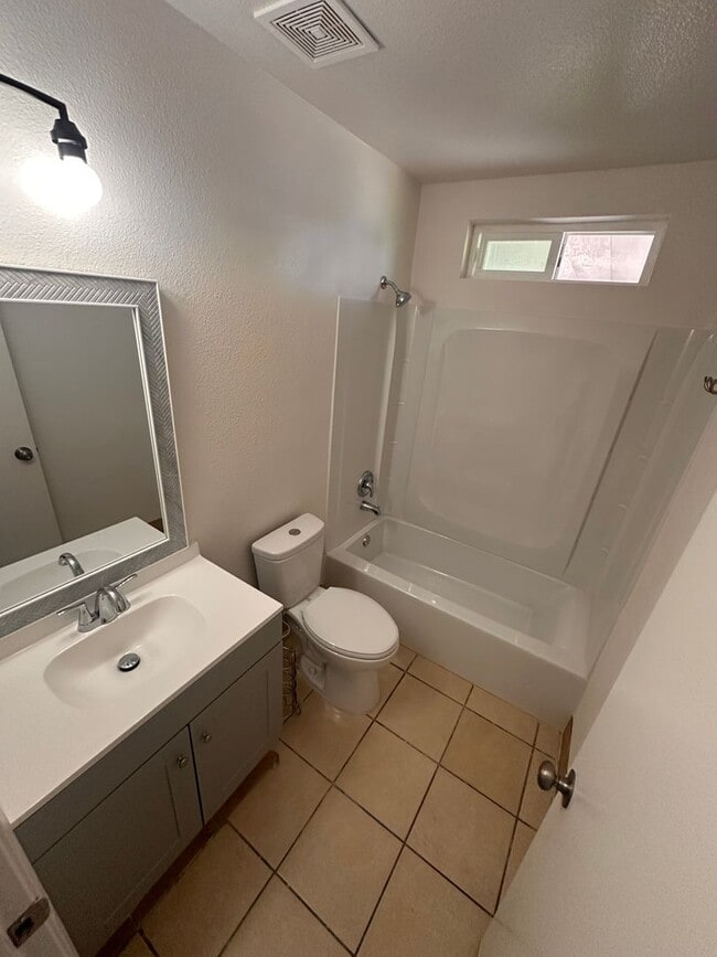 Foto del edificio - Duplex Home Available Now!