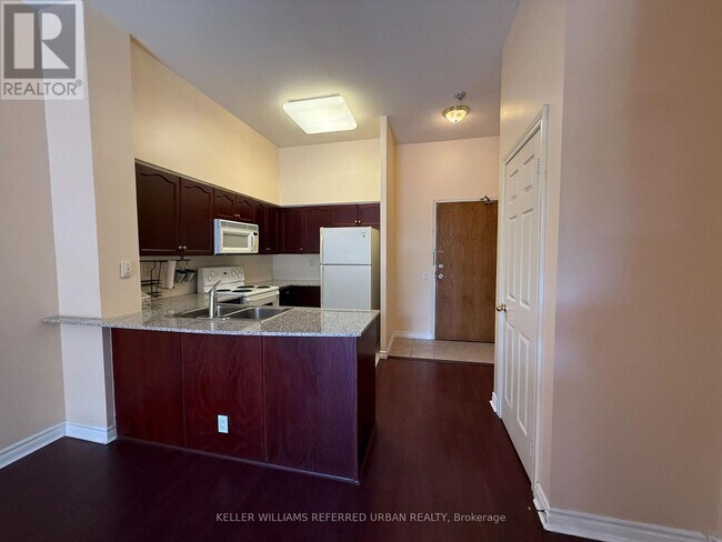 Photo du bâtiment - 1720 Eglinton Ave E