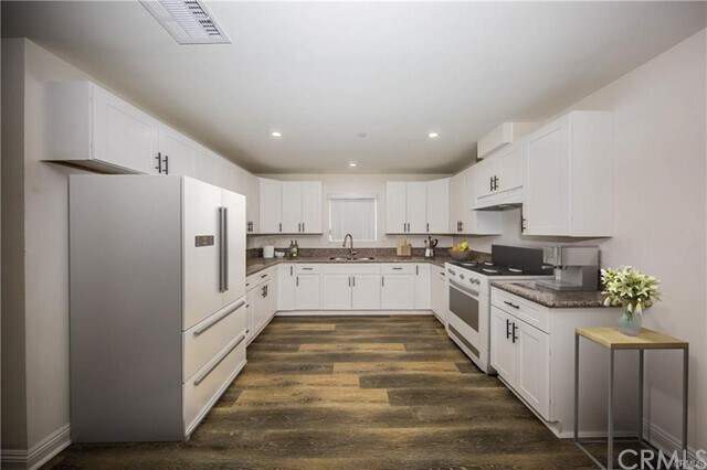 Building Photo - 211 E 84th Pl